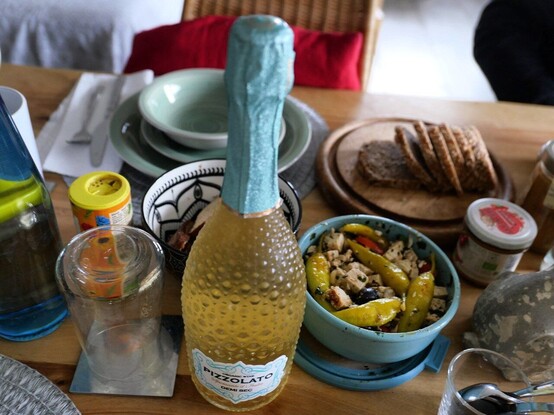 Eine sehr hüpsche Flasche mit veganem Sekt 