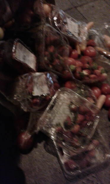 Fragole e verdure senza marcire scartate nei supermercati di Sevilla
Fontana. fotocamera del proprietario dell'account mastodon
2023 Apr.12 23:00 LT Sevilla
Puoi usare le foto se dai credito a questo account Mastodon.