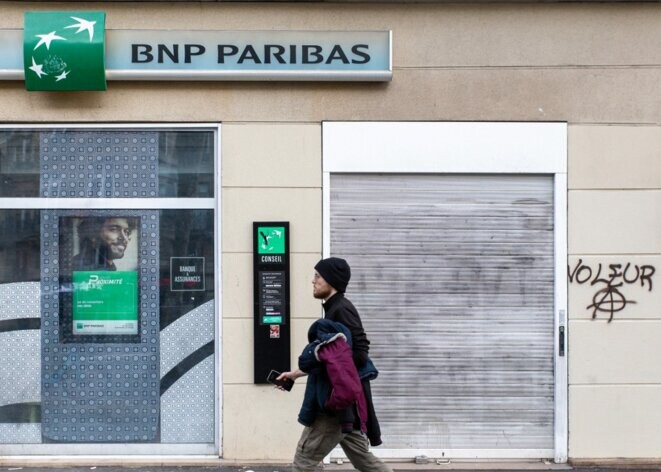 Façade d'une banque BNP Paribas, leader mondial de l'expansion pétrolière. Paris, 16 février 2023. © Photo Valérie Dubois / Hans Lucas via AFP