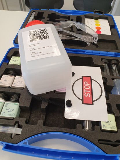Analysekoffer mit Chemikalien.
