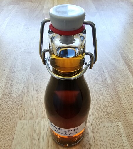 Flasche mit klarer, braunen Flüssigkeit und der Aufschrift "Radagast's Geheimnis"