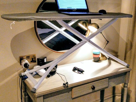 Zoals het leven van Digitale Nomaden echt is; een stabureau moeten bouwen om het zitbureautje veels te klein/laag is