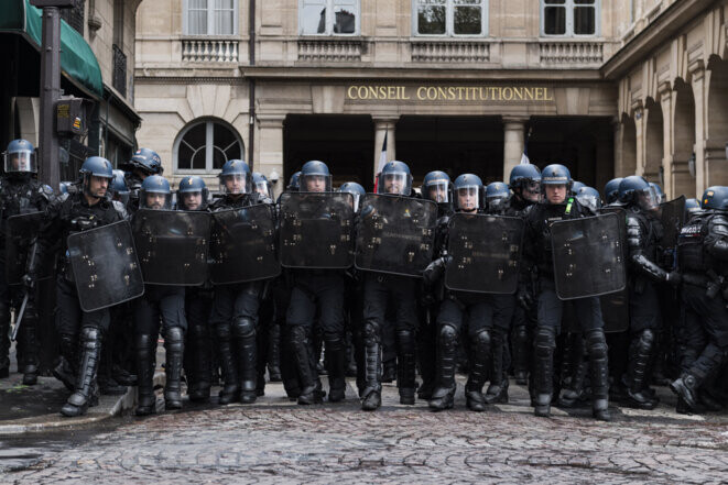 Les gendarmes postés devant le Conseil constitutionnel, à Paris, le 13 avril 2023. © Photo AFP