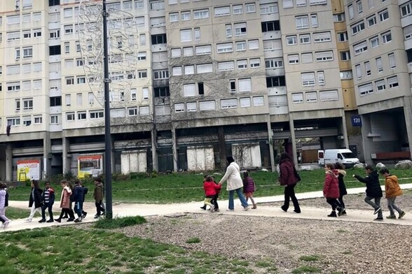Des élèves rentrent avec leurs enseignantes d'une sortie dans le quartier de la Villeneuve, à Grenoble, le 7 avril 2023. © Photo Mathilde Goanec / Mediapart