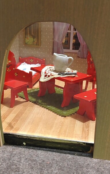 Punaisilla puuhuonekaluilla kalustettu hiiren kolo.