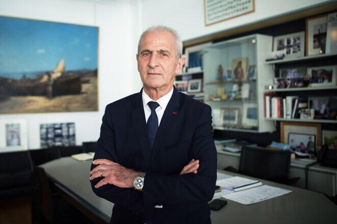 Hubert Falco dans son bureau de la Mairie de Toulon en mars 2008. © Photo Laurent Chamussy / Sipa