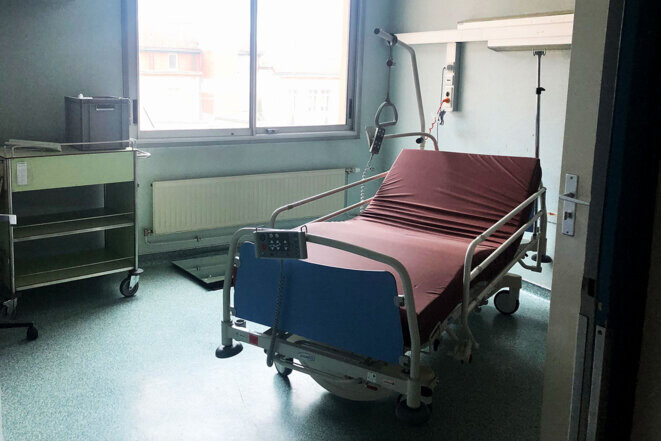 Une chambre d'hôpital vide à l'hôpital de Feurs © Caroline Coq-Chodorge / Mediapart