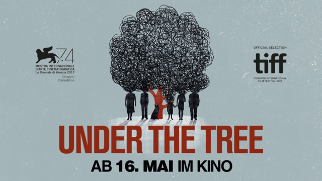 Titel des Films in roter Schrift vor achatgrauem Hintergrund: "Under the tree"
Dahinter eine Grafik mit einem großen Baum und 5 Personen und einer Katze als Schattenriss darunter.