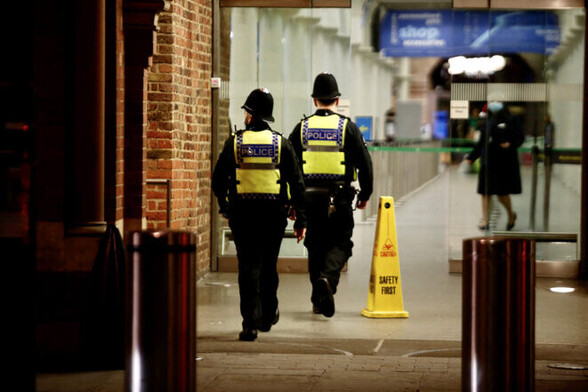 Des policiers à la gare de St. Pancras à Londres en 2020. © Photo Hasan Esen / Anadolu Agency via AFP