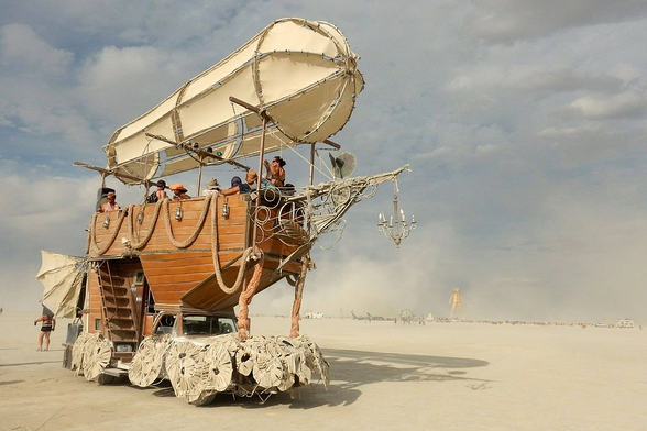 Das kann nicht FLIEGEN
hat aber JEDE Menge
Stylischer Regionaler Extras
Credit Anne Gomez CC4.0
Art Car zugeordnet