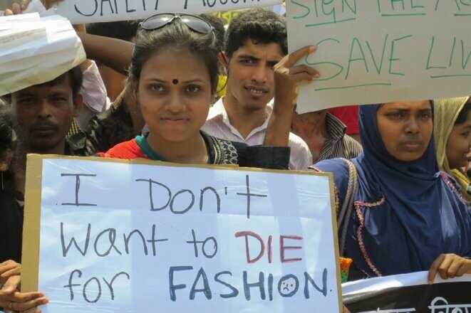 Des milliers de travailleurs·euses et syndicats de l'industrie textile se sont rassemblés au Bangladesh le 24 avril 2014, jour du premier anniversaire de l'effondrement du Rana Plaza, qui a tué plus de 1 100 ouvriers·ères du secteur de l'habillement. © Solidarity Center CC https://www.flickr.com/photos/62762640@N02/16237298782/