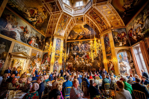 Huis ten Bosch, Den Haag, honderd mensen lunchen met de koning en koningin in de Oranjezaal.