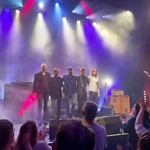 Niels Frevert und seine Band bedanken sich nach dem Konzert im Gloria-Theater in Köln beim Publikum