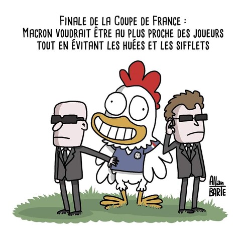 Titre : Finale de la Coupe de France :Macron voudrait être au plus proche des joueurs tout en évitant les huées et les sifflets  Deux gardes du corps encadrent une énorme mascotte poulet en maillot de foot.