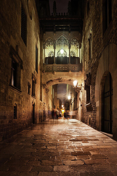 Barcelona city by night, the Gothic Quarter (Barri Gotic) with Bishop’s Bridge (Pont del Bisbe) crossing Carrer del Bisbe street, Catalonia, Spain.