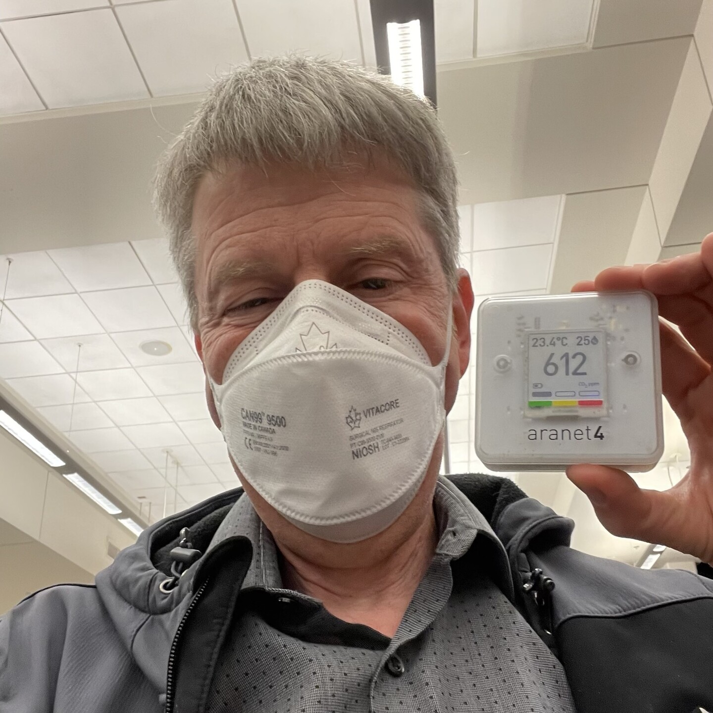 Selfie with me in a CAN99/N95 mask and my Aranet4 showing 612 ppm CO2