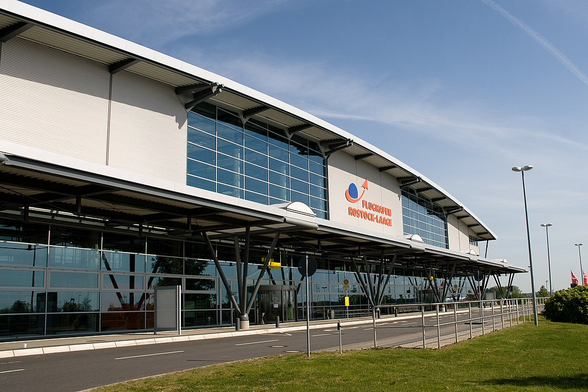 Das Logo des Flughafen ist praktisch schon WELTALL
..
so scheint es !

Bestätigt sind nur Absichtserklärungen zur Landung einer Shuttle Variante des verlinkten Projekt

Flughafen Rostock Laage bei Warnemünde & so

Empfangshalle
Credit Marcus Sümnick CC3.0
Bild-Stand wohl 2008

Andere haben Spaceport America
hier ist jetzt schon mehr los !

Ziele des Flugverkehr wohl bis vor Afrika / Atlantik & Mittelmeer

Die aktuellen Rostocker Ziele BITTE selbst checken !