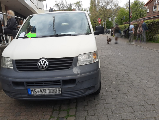 Ignorant und behindernd parkender Bulli.