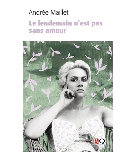 Couverture du livre Le lendemain n'est pas sans amour d'Andrée Maillet. Une photo en noire et blanc légèrement montée montre une femmes avec la main posée sur sa joue qui regarde directement le lecteur. Des dessins des feuilles violettes entour la figure de la femme derrière une autre photo, filtrée verte cette fois-ci, montrant un décor quelconque.