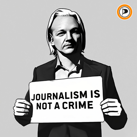 !B Schwarz-weiß Bild von Julian Assange, der ein Schild in Händen hält, auf dem steht: Journalism is not a crime + PIRATEN Logo