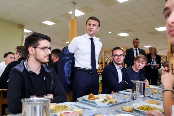 Emmanuel Macron mange à la cantine lors de sa visite au lycée professionnel de Saintes, le 4 mai 2023. © Photo Dominique Jacovides / pool / Sipa