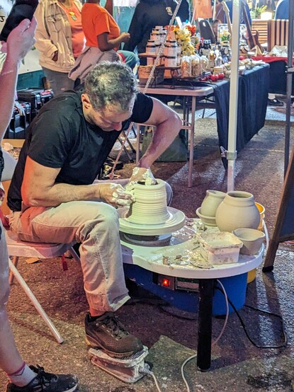 El maestro hace cerámica en el torno