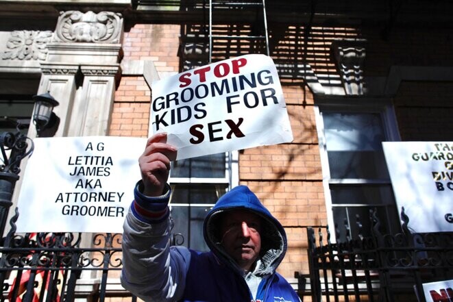 Manifestation contre le « Drag Story Hour » devant le centre LGBTQIA+ de New York le 19 mars 2023. © Photo Kena Betancur / AFP