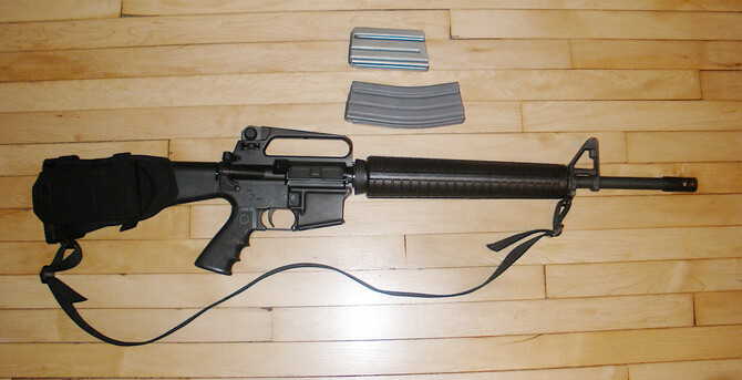 Symbolbild: AR-15, auf Boden liegend; zwei Magazine darüberliegend.
