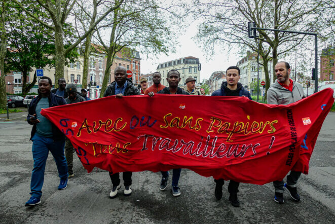 « Régularisez ! » : À Lille, un hommage aux tirailleurs africains très politique