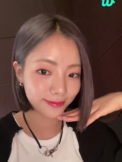 screenshot of purple kiss' goeun dojng a weverse live showing off her new short hair.