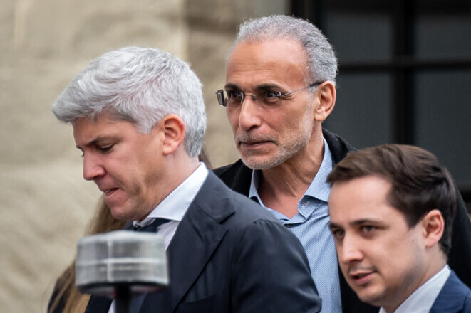 Tariq Ramadan entouré de ses avocats arrive au tribunal à Genève (Suisse), lundi 15 mai 2023 © Fabrice Coffrini / AFP