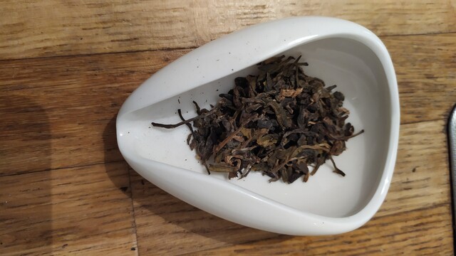 The chahe (white porcelain presentation vessel) without the precision scale, so the tea leaves inside look pretty 