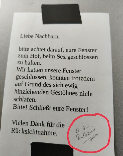 Zettel im Hausflur, mit dem sich jemand über den lauten, gut hörbaren Sex der Nachbarn beschwert.
Jemand hat handschriftlich ergänzt: "Es ist Balzzeit"