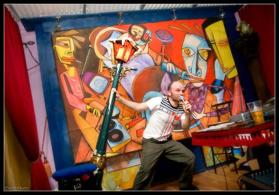 Neoangin aka Jim Avignon performt vor einer großen Leinwand mit einem von ihm gestalteten Bild.