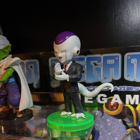 A WCF figure of Boss Frieza from the side