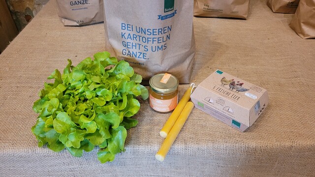 Die beschriebenen Produkte auf einem Tisch mit Jutetischtuch.