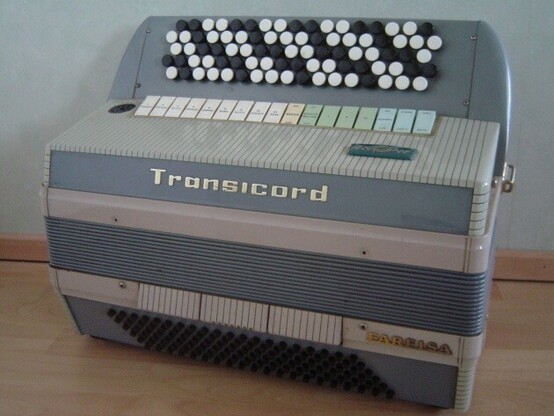This is a Transicord 1960s all solid state electronic reedless organ accordion made by the Farfisa company that made the Farfisa organs. He basically has exactly the same electronics as a 1960s Farfisa organ in it. The right hand side is an extra unusual Finnish chromatic five-row C system.