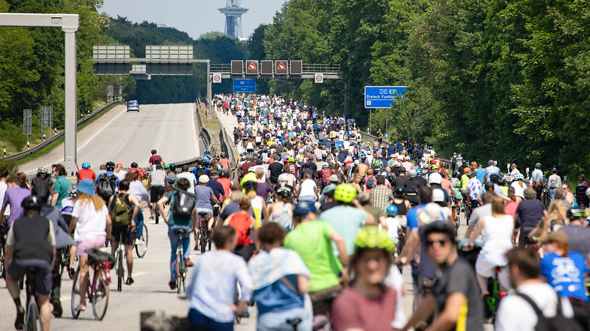 Viele Menschen fahren mit dem Fahrrad auf der Autobahn nach Berlin