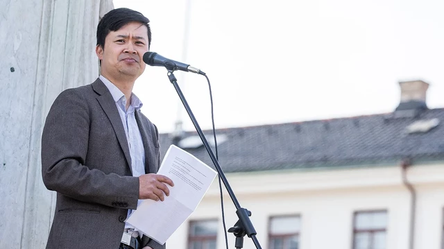 HP Tran, lärare och krönikör på Vi Lärare, höll ett eldigt tal under manifestationen på Gustav Adolfs torg i Göteborg. Foto: Nicklas Elmrin