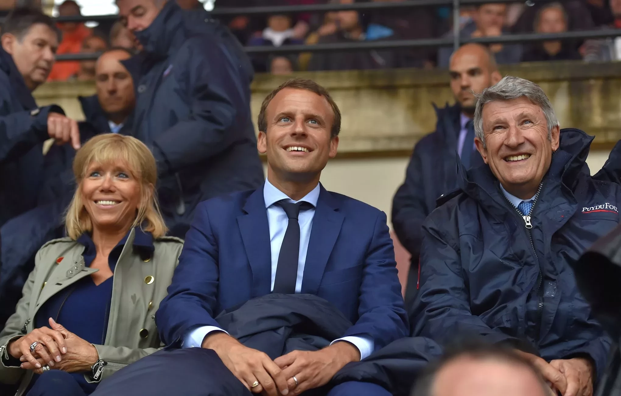 E. Macron, Phil. de Villier, Brigitte Macron, assis dans une tribune au Puy du Fou en 2016.