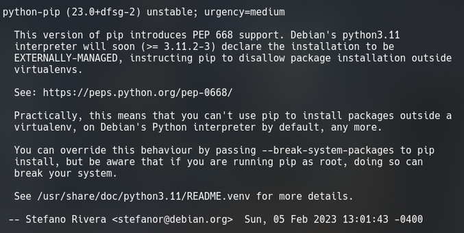 Screenshot da nota de release do Debian destacando que o pacote python-pip irá implementar o PEP 668, inibindo a instalação de pacotes Python fora de um Virtualenv.
