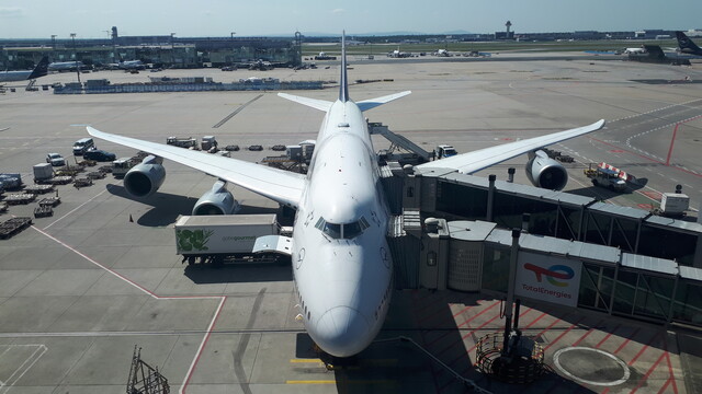 B747 at the gate