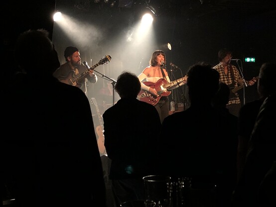 Lera Lynn met gitaar op het podium in Rotown Rotterdam.