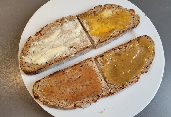 Vier halbe Scheiben von diesem Brot mit den beschriebenen Belägen. 