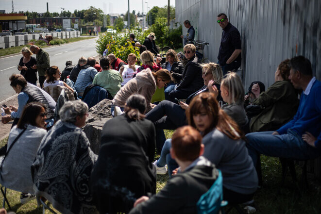 Marquette-Lez-Lille, le 25 mai 2023. Les salariés grévistes de l'entreprise Vertbaudet tiennent le piquet de grève à quelques centaines de mètres de leur entreprise. © Photo Édouard Bride pour Mediapart