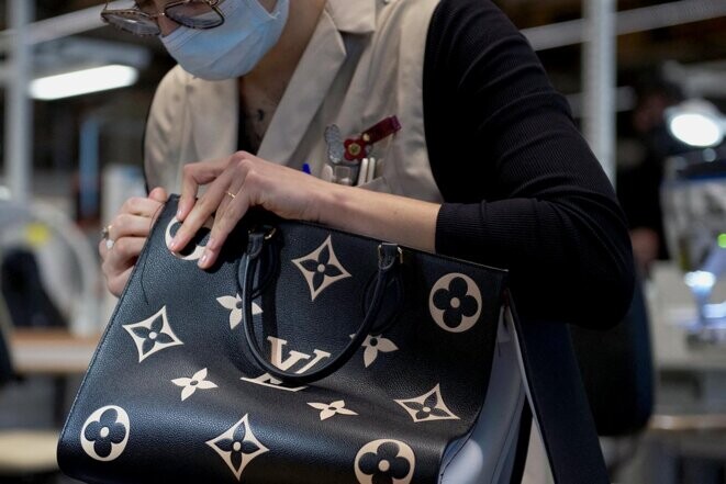 Dans un atelier Louis Vuitton à Azé, près de Vendôme (Loir-et-Cher), en février 2022. © Photo Guillaume Souvant / AFP