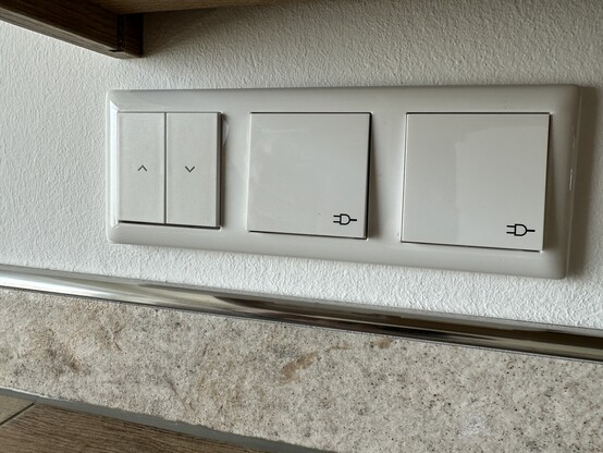 Der Eve Shutter Switch neben 2 Badezimmer-Steckdosen.