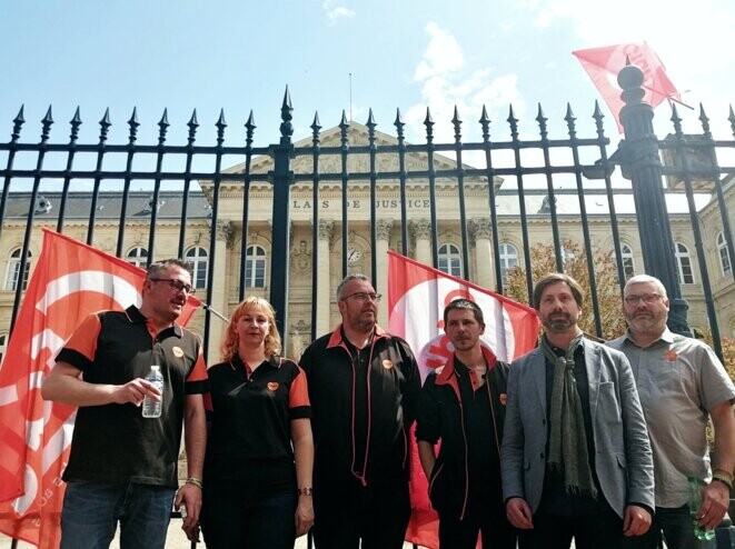 Les cinq syndicalistes poursuivis, et leur avocat, devant le tribunal d’Amiens, le 4 mai. © Photo Dan Israel / Mediapart