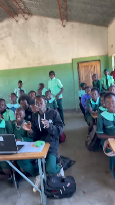 Eine Schulklassse in Sambia bedankt sich für Laptopspenden von @labdoo.org