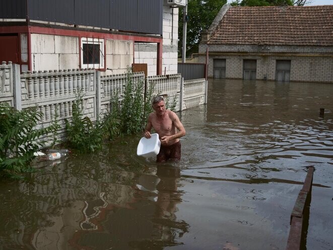 Dans les rues inondées de Kherson, le 7 juin 2023. © Photo Igor Ishchuk pour Mediapart